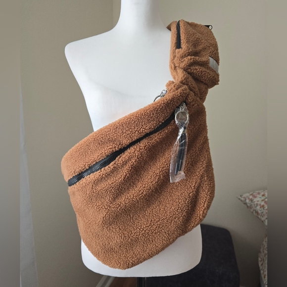 NWT FP Movement Overachiever Sherpa Sling Bag - Picture 6 of 8